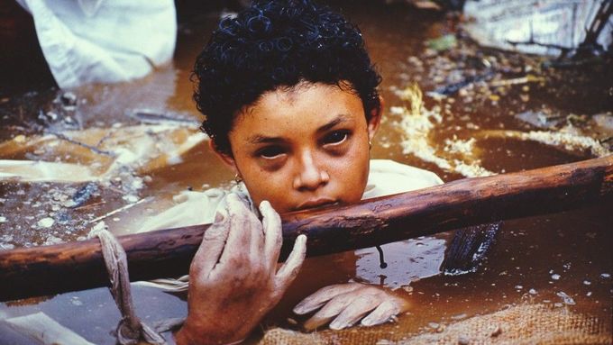 Omayru Sánchezovou našli záchranáři uvězněnou v troskách. Byla zaklíněná a nebylo jí pomoci. Takhle ji vyfotil Frank Fournier.