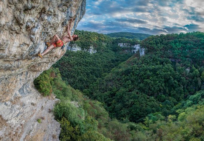 Adam Ondra leze na stěně v Itálii (Ceredo, Rottame, 8c)