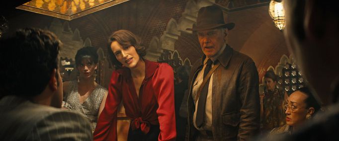 Phoebe Waller-Bridge v roli Heleny a Harrison Ford jako Indiana Jones.