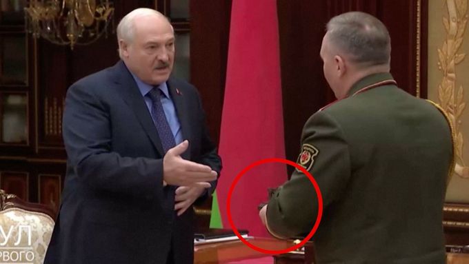 „Přinesl mi tu starou bombu.“ Lukašenko sehrál s ministrem ‚divadlo’ pro nepřátele ze Západu.