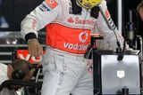 Lewis Hamilton vystupuje ze svého monopostu po prvním tréninku na Grand Prix Brazílie.