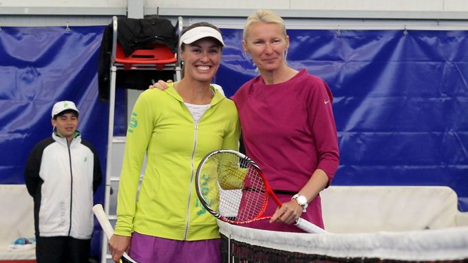 Martina Hingisová s Janou Novotnou sice musely exhibiční zápasy odehrát kvůli dešti v hale, dobrou náladu jim to však nevzalo.
