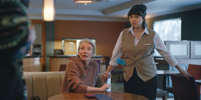 Vlevo je Emma Thompsonová jako Nancy.