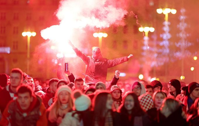 Chorvaté fandí v ulicích Záhřebu během semifinále MS 2022 Argentina - Chorvatsko