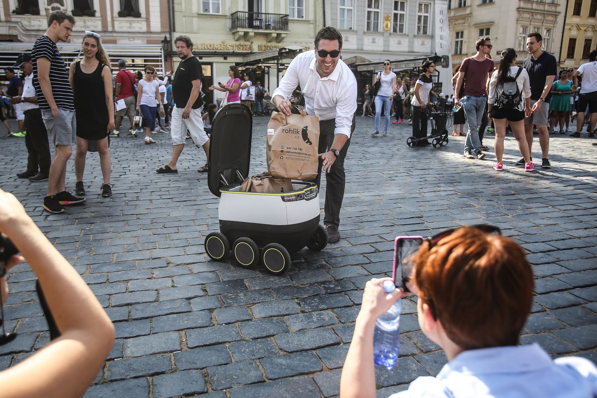 Samodoručovací robot firmy Starship Technologies prvně v Praze pro Rohlik.cz