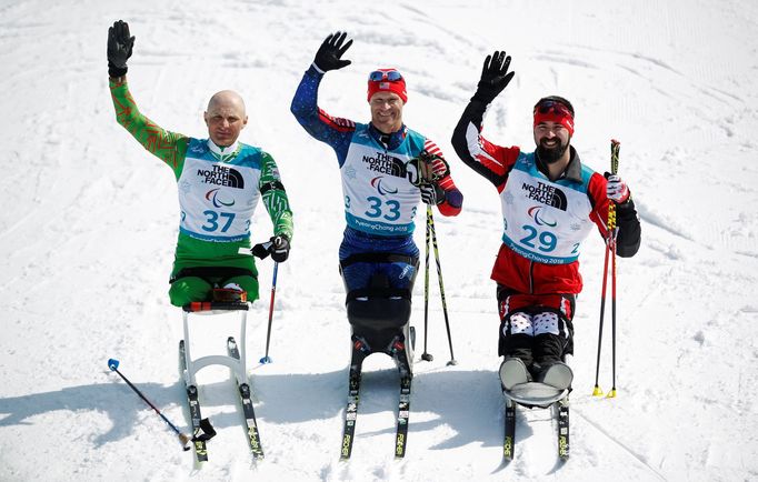 Biatlonoví medailisté Daniel Cnossen (USA), Dzmitry Loban (Bělorusko) a Collin Cameron (Kanada)