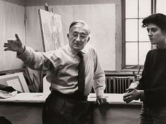 Josef Albers, umělec a ředitel Yale School of Art, diskutuje se svou studentkou Sheilou Hicks.