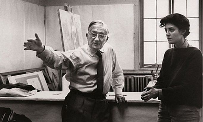 Josef Albers, umělec a ředitel Yale School of Art, diskutuje se svou studentkou Sheilou Hicks.