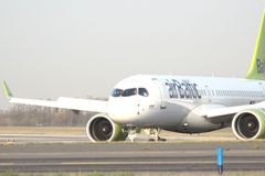 AirBaltic ukázal svou náhradu za boeingy. V Praze přistál "nejzelenější" Airbus A220