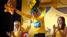 Britský cyklista Bradley Wiggins se raduje z vítězství v 19. etapě Tour de France 2012.