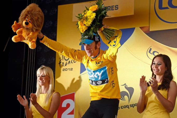 Britský cyklista Bradley Wiggins se raduje z vítězství v 19. etapě Tour de France 2012.