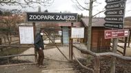 Stejně jako všechny ostatní zoo i zde jsou už v součtu skoro sedm měsíců z rozhodnutí vlády zavření. "V tuhle chvíli jsme ve ztrátě za tu dobu přes tři miliony, což je pro tak malou zoo, jako jsme my, s rozpočtem kolem sedmi nebo osmi milionů za rok, dost zásadní," říká vedoucí vzdělávání Daniel Koleška.