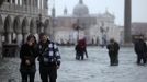 People walk through a flooded street during a period of seasonal high water in Venice November 11, 2012. The water level in the canal city rose to 149 cm (59 inches) above normal, according to local monitoring institute Center Weather Warnings and Tides. REUTERS/Manuel Silvestri (ITALY - Tags: ENVIRONMENT SOCIETY TPX IMAGES OF THE DAY) Published: Lis. 11, 2012, 2:20 odp.