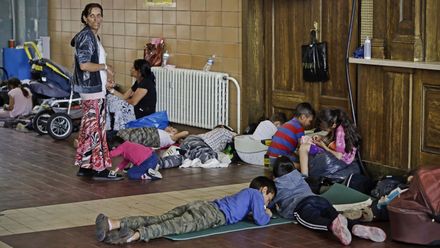 Spor o uprchlíky z nádraží. Mají problémy, protože jsou Romové? Sledujte DVTV