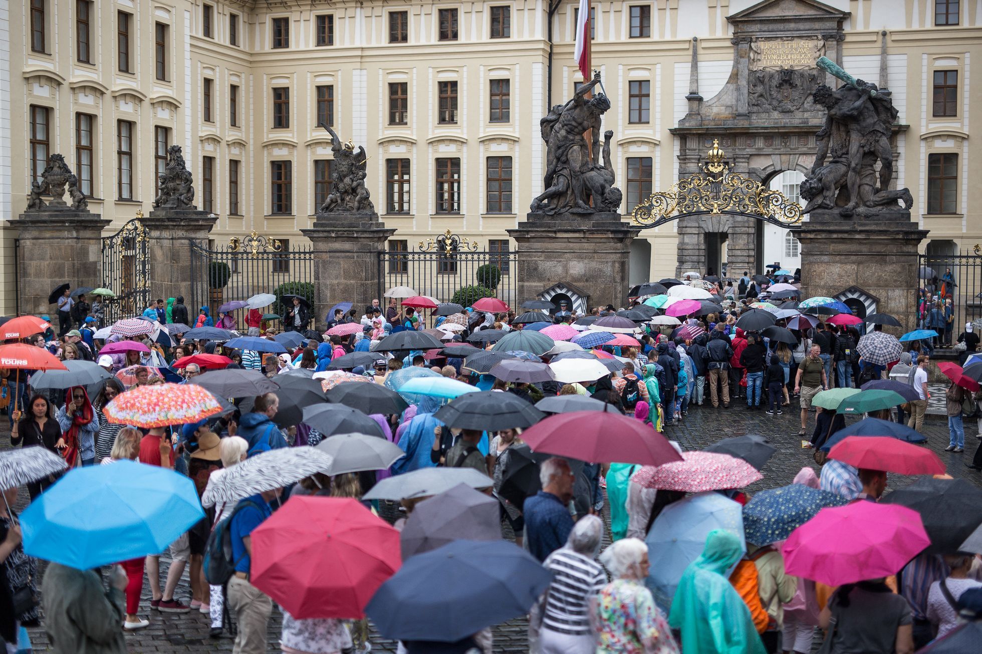 Fronty na Pražském hradě kvůli novým bezpečnostním opatřením