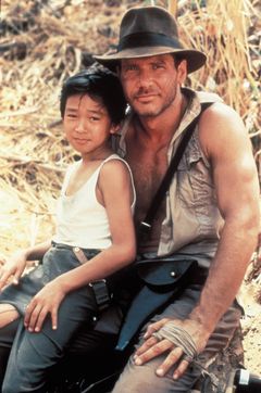 Ke Huy Quan a Harrison Ford při natáčení Indiana Jonese a Chrámu zkázy, 1984.