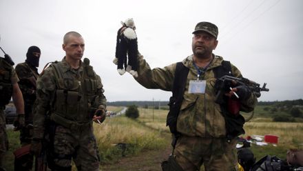 Nové video natočené separatisty těsně po pádu letadla MH17