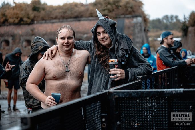 Snímek z prvního dne festivalu Brutal Assault.