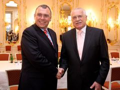Z úřadu vlády zamířil Alfred Gusenbauer na Pražský hrad za prezidentem Václavem Klausem