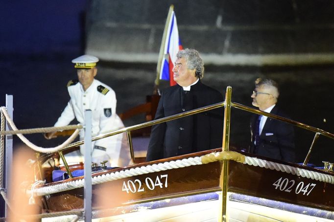 Šéfdirigent České filharmonie Semjon Byčkov (uprostřed) připlul na lodi.