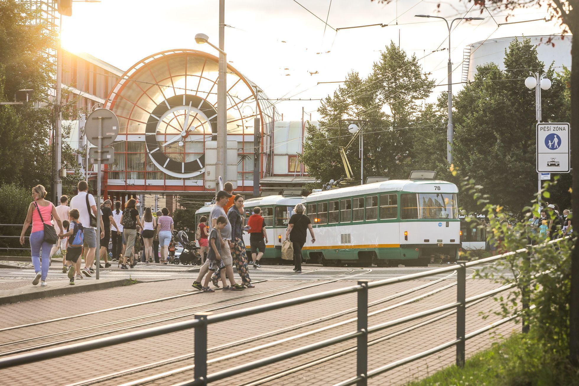Průvod tramvají, tramvaj, trať Jablonec nad Nisou - Liberec, loučení, rozchod kolejí 1000 milimetrů, šotouš
