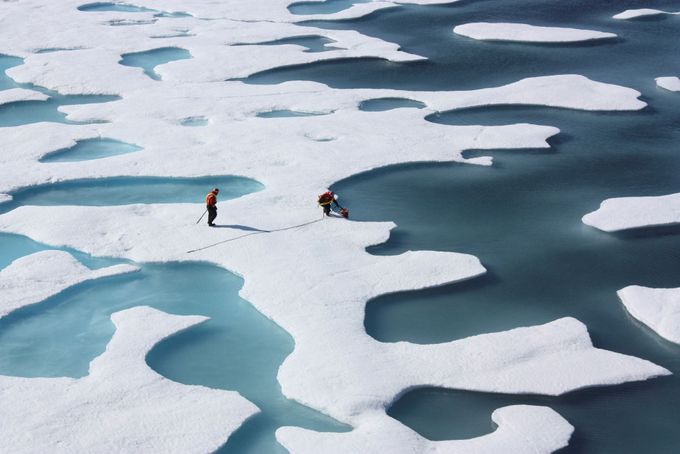 Američtí vědci na misi ICESCAPE nakládají v Arktidě v roce 2011 zásoby, které jim byly shozeny z letadla.