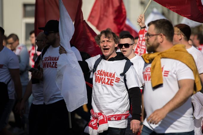 Pochod fanoušků Slavie z Náměstí Republiky na finále Mol Cupu na stadion pražské Sparty na Letné.