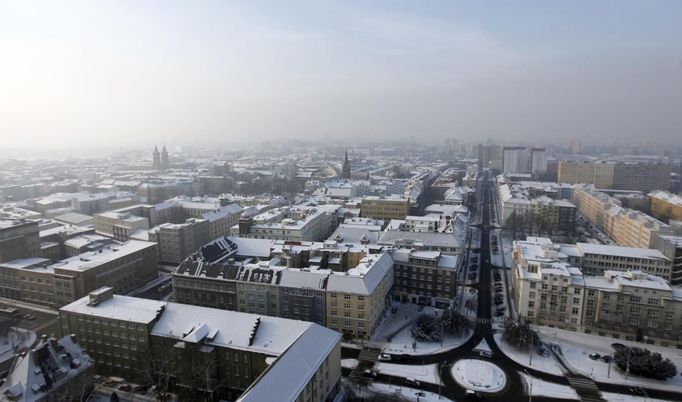 Pohled z radnice v centru zasněžené Ostravy. 10. února 2012