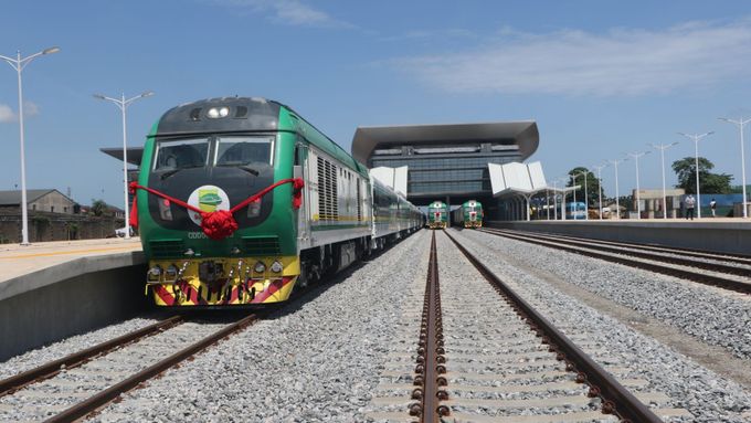 Čína ve velkém investuje v africké Nigérii. Na snímku železnice v hlavním městě Lagos.