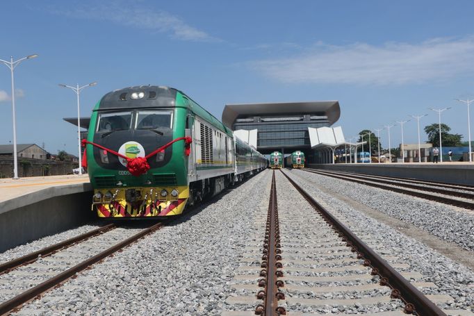 Čína ve velkém investuje v africké Nigérii. Na snímku železnice v hlavním městě Lagos.