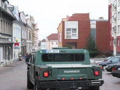 Na pěší zóně v Litvínově se běžně prohánějí Hummry