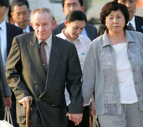 Američan Charles Jenkins se svou japonskou manželkou po odjezdu z KLDR v roce 2004. 