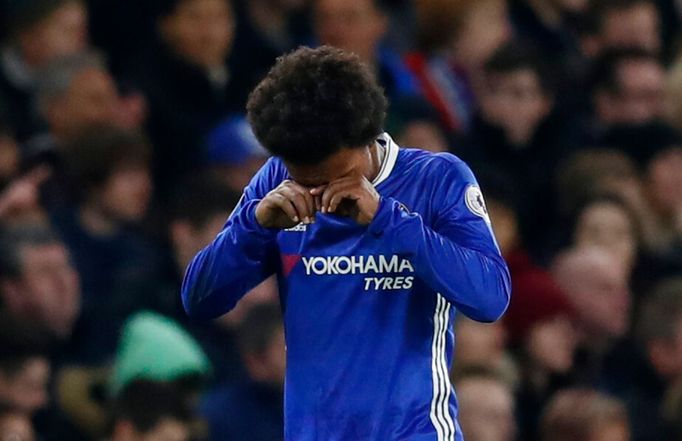 Willian z Chelsea slaví gól v síti Stoke.