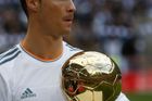 Ronaldo ukázal Zlatý míč, pak poslal Real do čela ligy