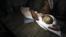 A relative mourns over the body of Palestinian baby girl Hanen Tafish who according to hospital officials was killed in an Israeli air strike in Gaza City November 15, 2012. Two rockets fired from the Gaza Strip targeted Tel Aviv on Thursday in the first attack on Israel's commercial capital in 20 years, raising the stakes in a showdown between Israel and the Palestinians that is moving towards all-out war. Earlier, a Hamas rocket killed three Israelis north of the Gaza Strip, drawing the first blood from Israel as the Palestinian death toll rose to 16, five of them children, one of them Tafish. REUTERS/Ali Hassan (GAZA - Tags: POLITICS CIVIL UNREST) Published: Lis. 15, 2012, 8:48 odp.