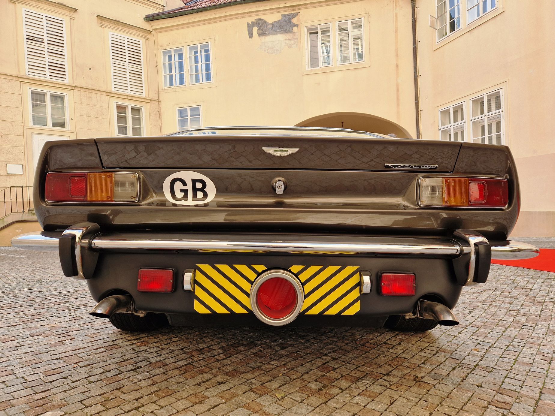 Aston Martin V8 Vantage Bond Dech života