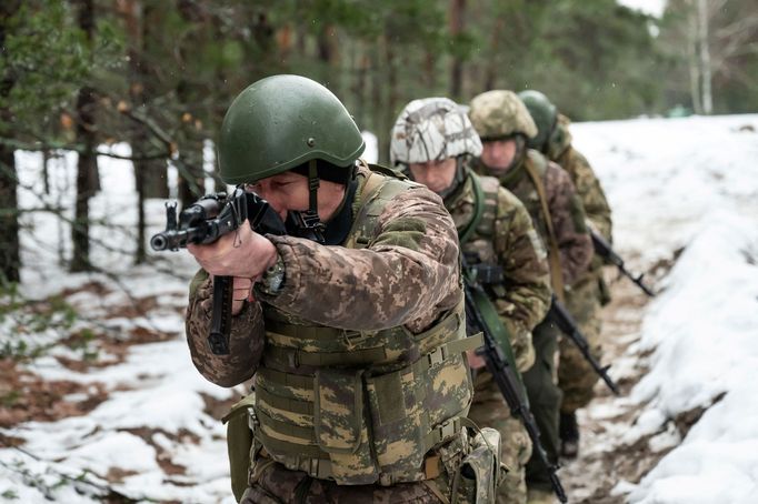 Ukrajinští vojáci na cvičení u hranice s Běloruskem. Kyjev počítá s možností, že by se na začátku příštího roku Rusové znovu pokusili zaútočit na Kyjev z Běloruska.