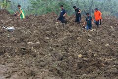 Filipínci pohřbívají oběti sesuvu půdy