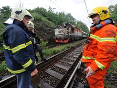 Rychlík z Prahy do Českých Budějovic narazil u Radotína do spadlého stromu a lokomotiva začala hořet