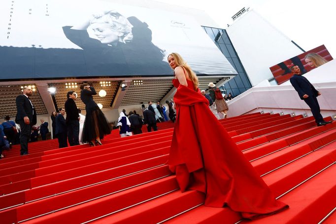 Herečka Jennifer Lawrence na červeném koberci.