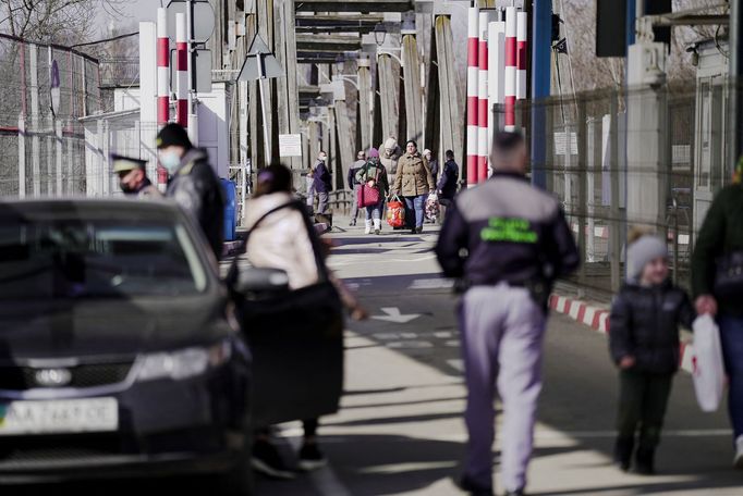 Ukrajinci utíkají před ruskými útoky. Lidé na fotografiích přechází hranici s Rumunskem.