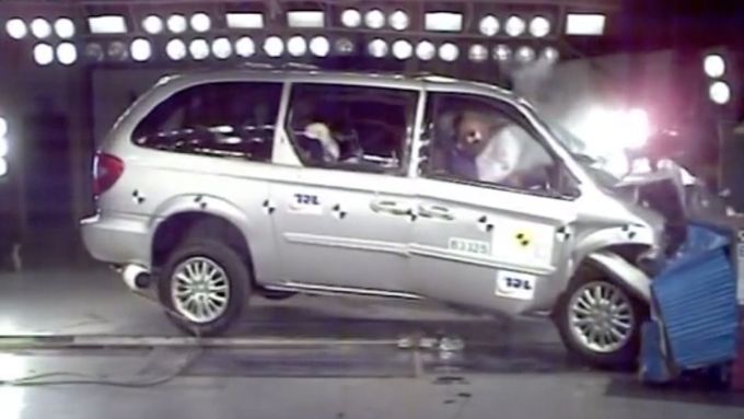 Crash test Chrysleru Voyager z roku 2007