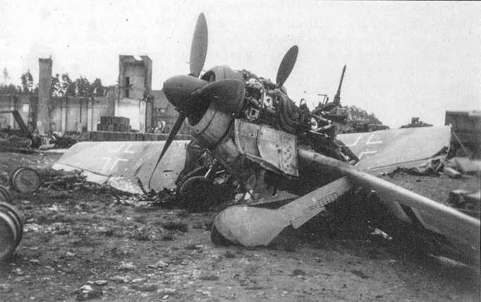 Ukázky fotografií z knihy "Kříže a hvězdy od Dunkerque" připomínající účast československých vojáků při obléhání Dunkirku v roce 1944.