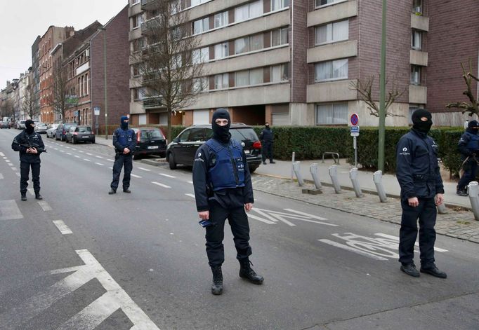 Policisté blokují ulice kolem domu.