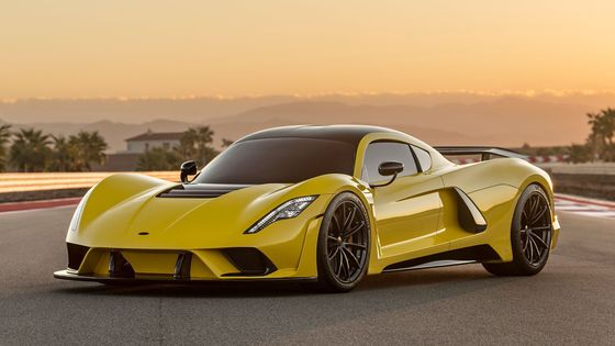 Hennessey Venom F5 má sice o osm válců méně než Bugatti Chiron, ale výkon 1622 koní a hmotnost 1,3 tuny mu vyšlapávají cestu k titulu nejrychlejšího auta světa.