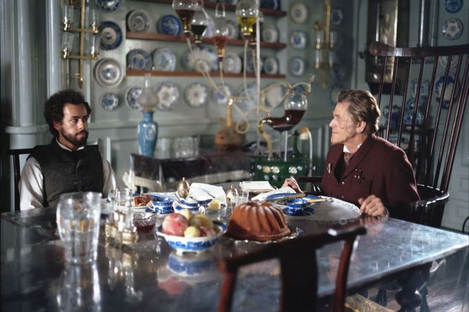 Ramy Youssef jako Max a Willem Dafoe jako doktor Godwin Baxter.