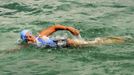 Endurance swimmer Diana Nyad swims off as she begins a more than 100-mile trip across the Florida Straits to the Florida Keys, starting from Havana, Cuba, August 18, 2012. Nyad, who turns 63 on August 22, is trying to be the first swimmer to cross the Straits without a shark cage. REUTERS/Christi Barli/Florida Keys News Bureau/Handout (CUBA - Tags: SOCIETY) NO SALES. FOR EDITORIAL USE ONLY. NOT FOR SALE FOR MARKETING OR ADVERTISING CAMPAIGNS. THIS IMAGE HAS BEEN SUPPLIED BY A THIRD PARTY. IT IS DISTRIBUTED, EXACTLY AS RECEIVED BY REUTERS, AS A SERVICE TO CLIENTS Published: Srp. 19, 2012, 2:57 dop.