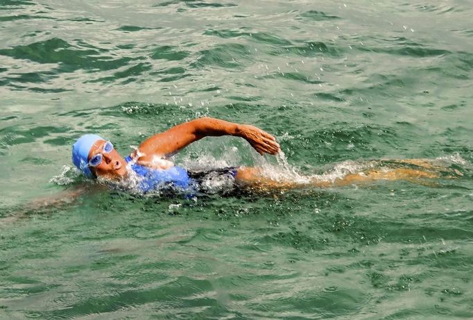 Endurance swimmer Diana Nyad swims off as she begins a more than 100-mile trip across the Florida Straits to the Florida Keys, starting from Havana, Cuba, August 18, 2012. Nyad, who turns 63 on August 22, is trying to be the first swimmer to cross the Straits without a shark cage. REUTERS/Christi Barli/Florida Keys News Bureau/Handout (CUBA - Tags: SOCIETY) NO SALES. FOR EDITORIAL USE ONLY. NOT FOR SALE FOR MARKETING OR ADVERTISING CAMPAIGNS. THIS IMAGE HAS BEEN SUPPLIED BY A THIRD PARTY. IT IS DISTRIBUTED, EXACTLY AS RECEIVED BY REUTERS, AS A SERVICE TO CLIENTS Published: Srp. 19, 2012, 2:57 dop.