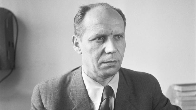 Absolvent reálky a jednoroční obchodní akademie Ladislav Štoll se po převratu stal rektorem nové Vysoké školy politické a sociální. Snímek z roku 1952.