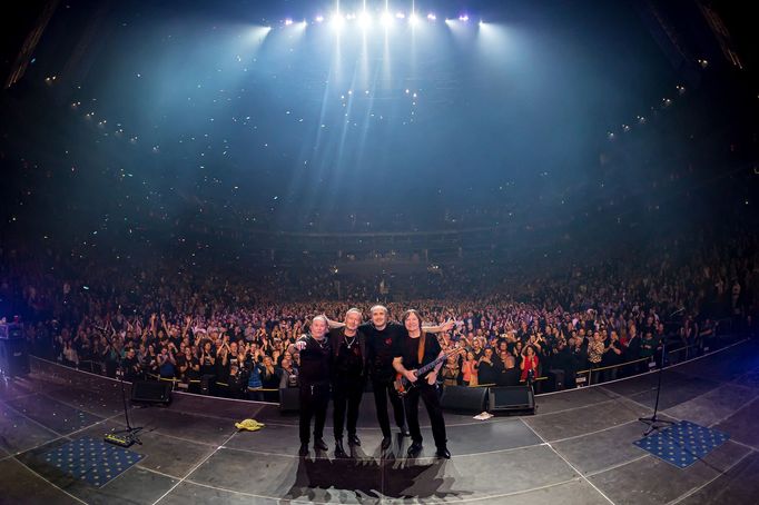 Koncert k 60. výročí Olympicu v pražské O2 areně objektivem fotografa Radoslava Vnenčáka. Praha, 18. prosince 2023